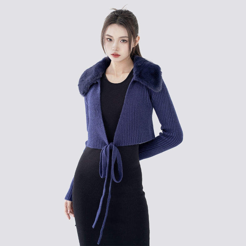 Come abbinare un cardigan stringato con risvolto in pelliccia per abiti invernali