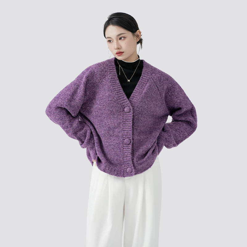 Il fascino senza tempo del romantico cardigan viola: una fusione di eleganza, emozione e stile moderno