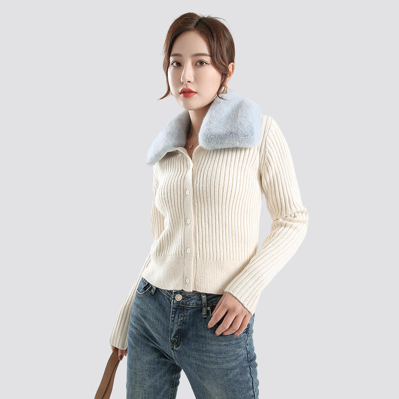 In che modo le tecniche a maglia utilizzate nella creazione del collare in pelliccia cardigan contribuiscono alla durata e al comfort del capo?
