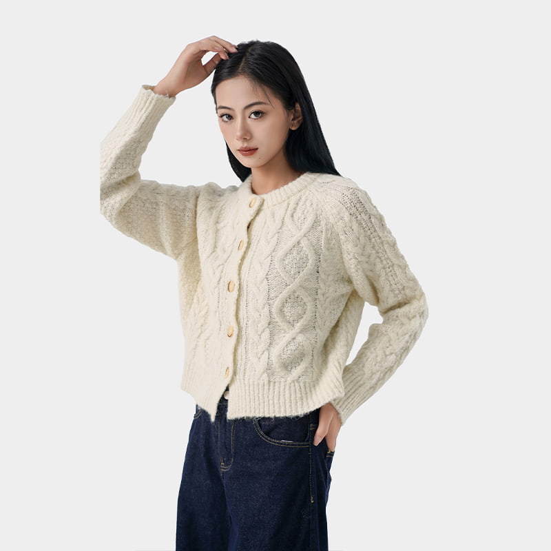 Come possono i cardigan lavorati a maglia completare diversi outfit o tipi di corporatura?