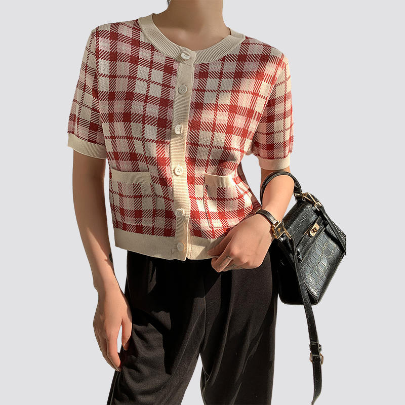 Come può un cardigan lavorato a maglia scozzese rosso e bianco a maniche corte da donna essere comodo e alla moda?